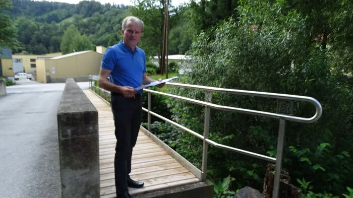 Rudolf Grabner zeigt den Einstieg vom bestehenden Radwegteilstück auf die neue Trasse. Über eine Brücke, die verbreitert werden muss, geht es auf das Gelände des Industriezentrums GIZ Rosegg.