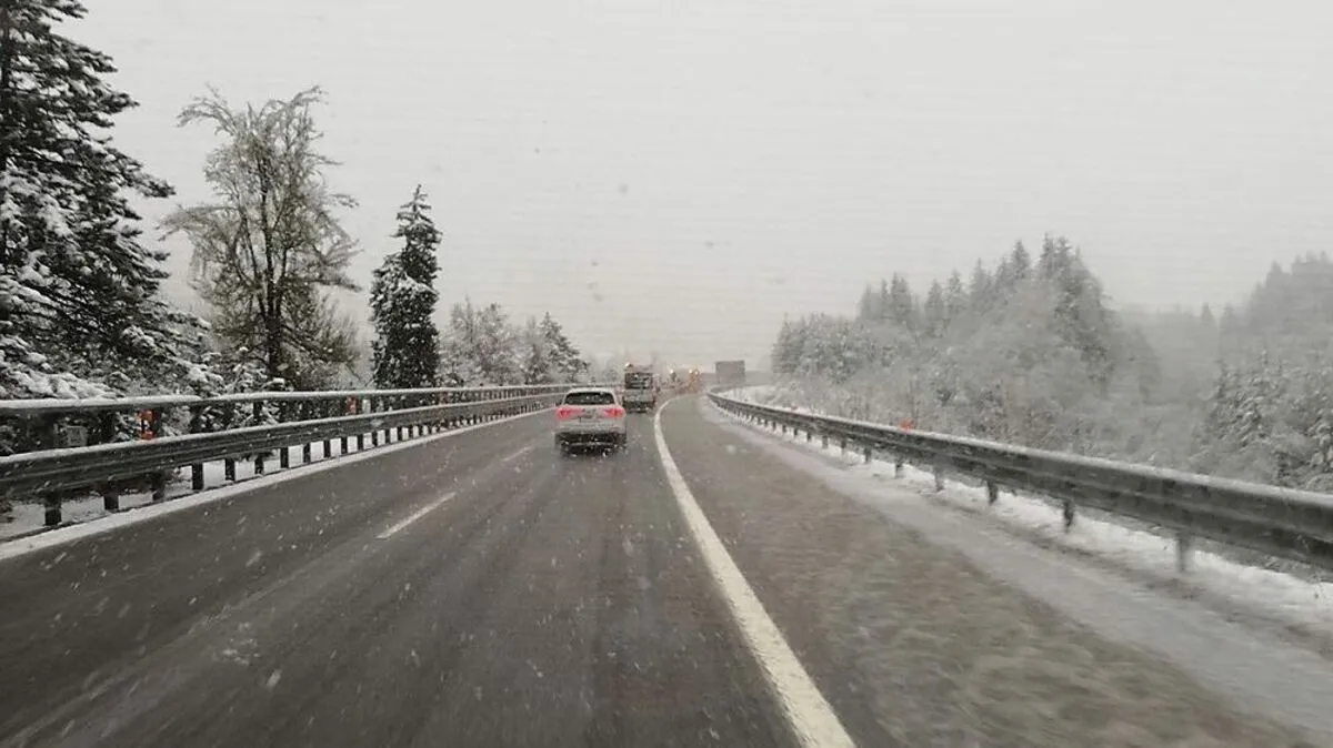 Achtung im Straßenverkehr. Es schneit morgen bis in die Tallagen. 