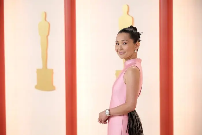 Hong Chau stimmte Uhr und Kleid farblich ab
