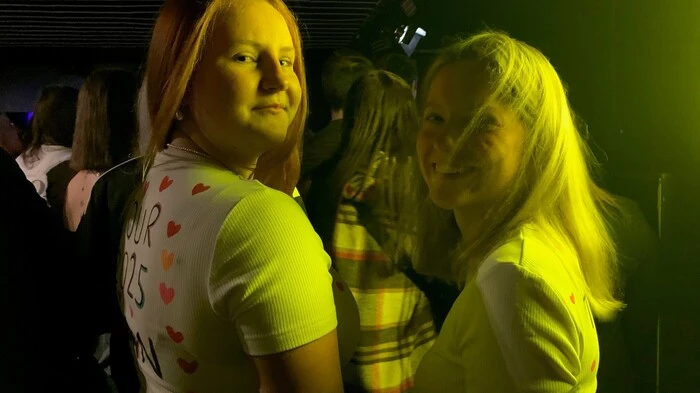 Rian-Fans mit selbstgemachten T-Shirts