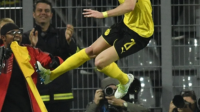 Andre Schürrle springt vor Freude gegen die Cornerfahne. Sekunden zuvor hat er Dortmund mit dem 2:2 gegen Real Madrid einen Punkt gerettet.