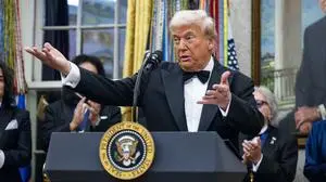 Copyright: Starpix/Tuma/CP
 United States President Donald J Trump makes remarks as he awards 2025 Kennedy Center Honorees with their medallions during a presentation ceremony in the Oval Office of the White House in Washington, DC, USA, on Saturday, December 6, 2025. The honorees this year include country music artist George Straight, actor Sylvester Stallone, members of the rock band Kiss, actor Michael Crawford and singer Gloria Gaynor. 
CAP/MPI/RS
©RS/MPI/Capital Pictures /Starpix/Tuma