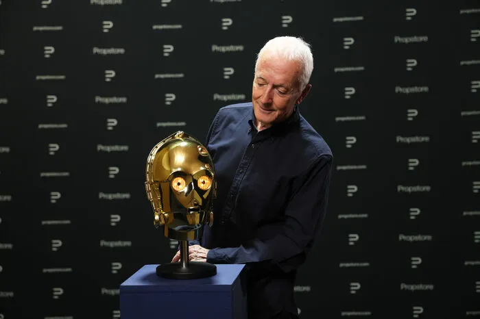 Anthony Daniels mit "seinem" Helm.