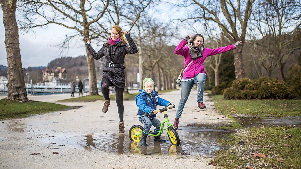 Antonia, Katharina und Felix genießen das milde Winterwetter