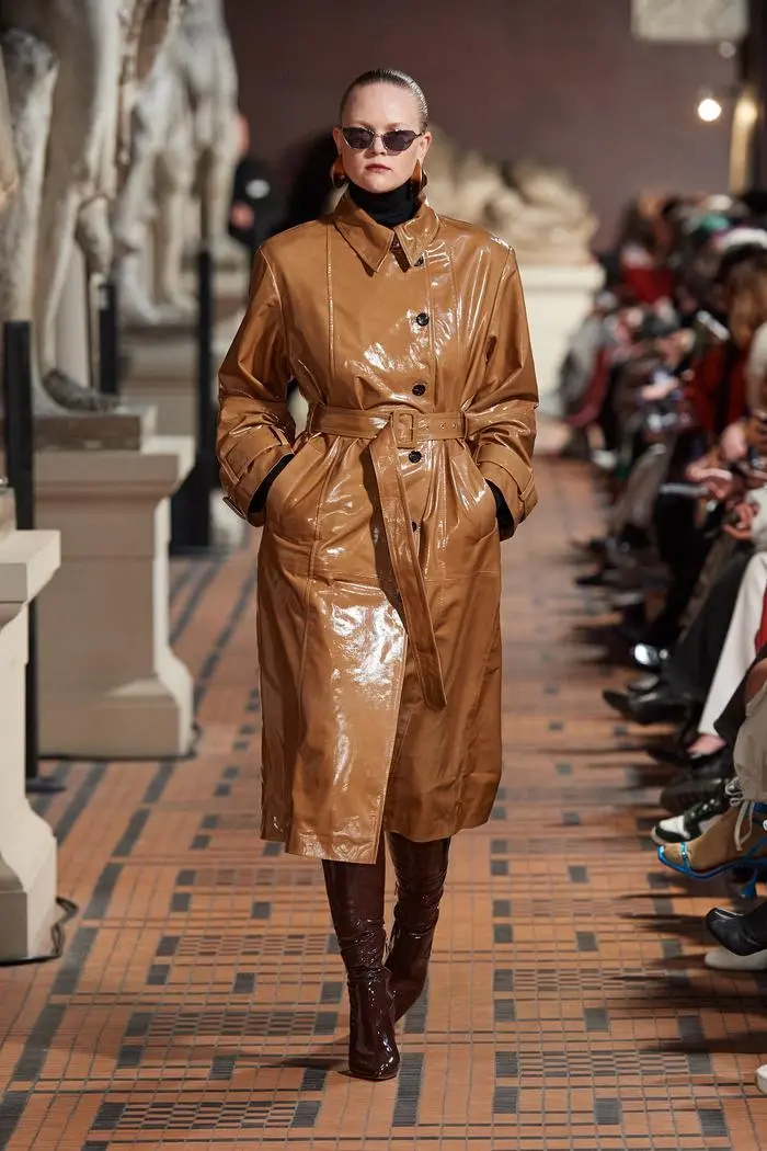 Schimmerndes Faux-Leder am Gestuz-Laufsteg