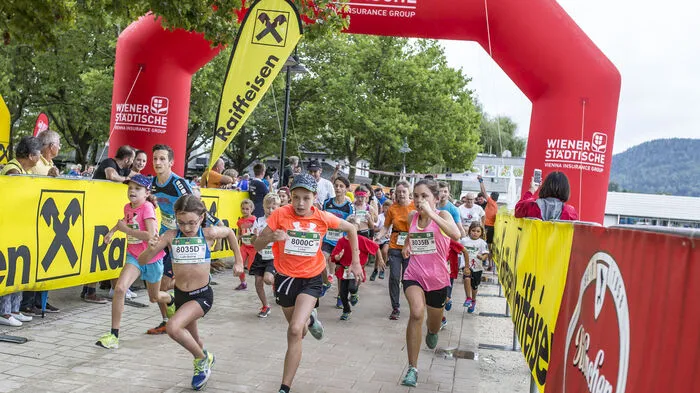 Jung und alt treten beim Familienlauf im Rahmen von Kärnten Läuft gemeinsam an