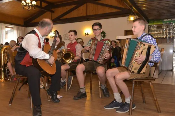 Gespielt wurde auf vielen unterschiedlichen Instrumenten, in größeren und kleineres Ensembles.