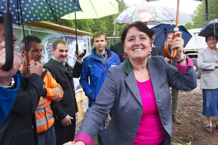 Gesamt kostet das Projekt 2,8 Millionen Euro, die Hälfte steuert der Bund bei, 980.000 Euro kommen vom Land und 420.000 Euro zahlt die Gemeinde selbst.