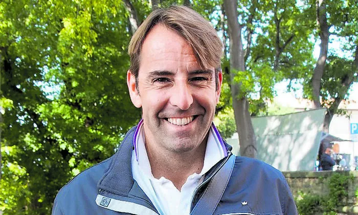 Andrea Gilli ist gebore­ner Südtiroler, lebt seit seinem Studium für Dolmetsch in Triest, in der Stadt an der Adria.