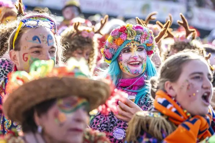 Bunte, feierliche Faschingseröffnung im niederländischen Roermond in der Provinz Limburg