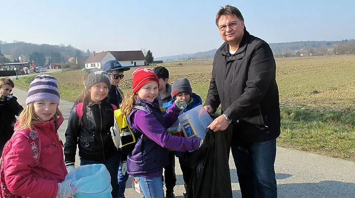 Bürgermeister Josef Kern mit den fleißigen Schülern