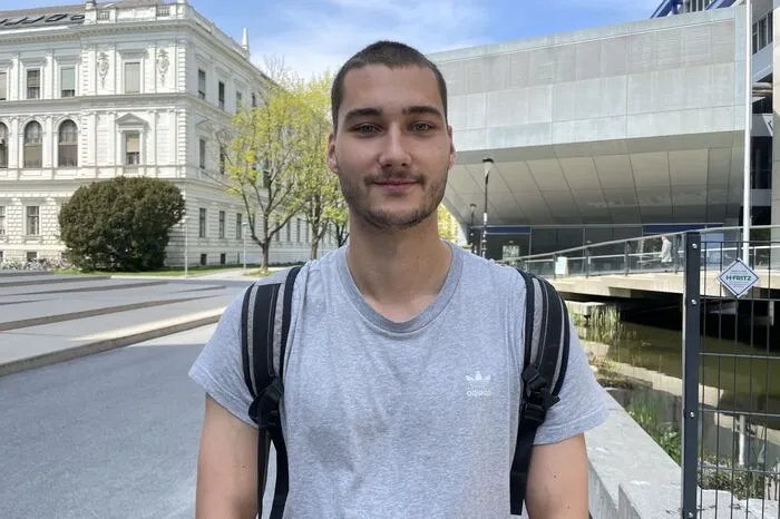 Manuel (25): „Ich freue mich, dass die Maßnahmen an der Uni fallen – nur zu Hause sitzen ist schwierig. Ich habe keine Angst mehr vor Corona, weil ich es schon zwei Mal hatte. Was die Hybridlehre betrifft, haben sich die Vortragenden in den letzten zwei Jahren sehr bemüht.“