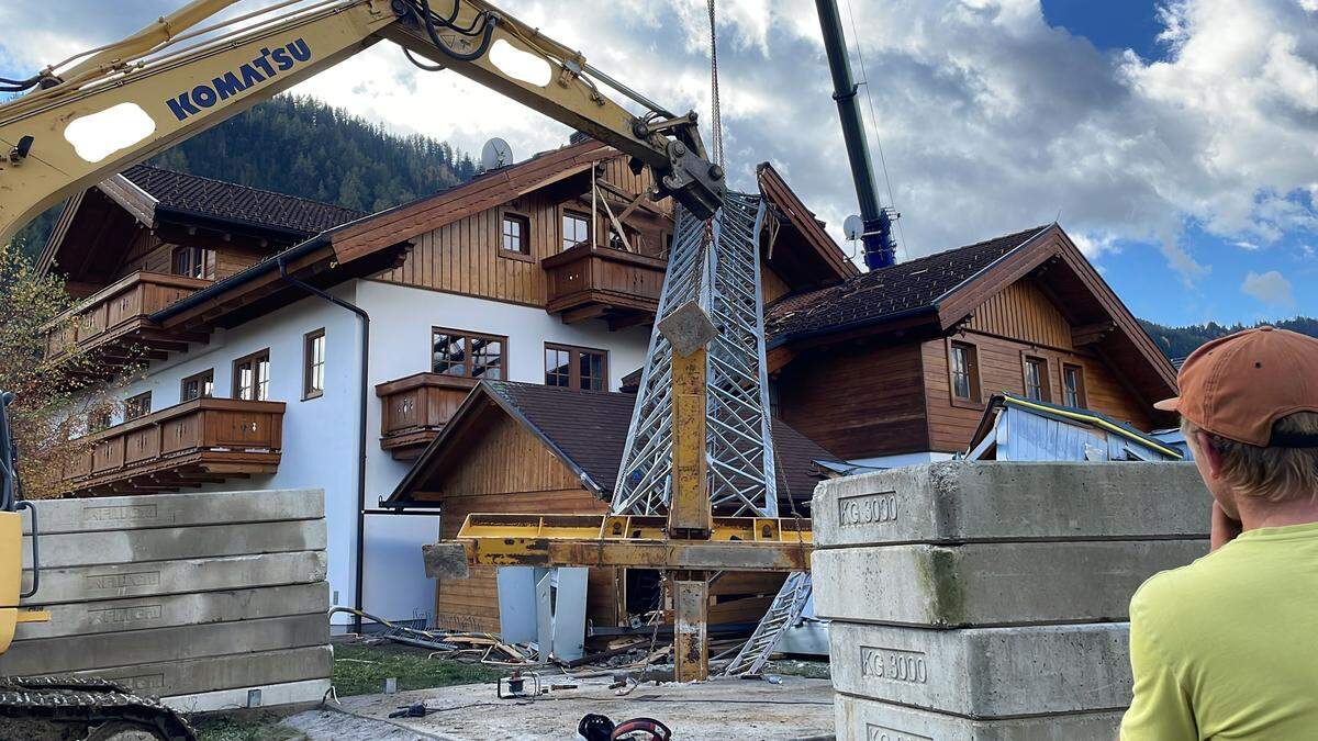 Am Mittwoch wurde der Kran durch das zuständige Bauunternehmen entfernt