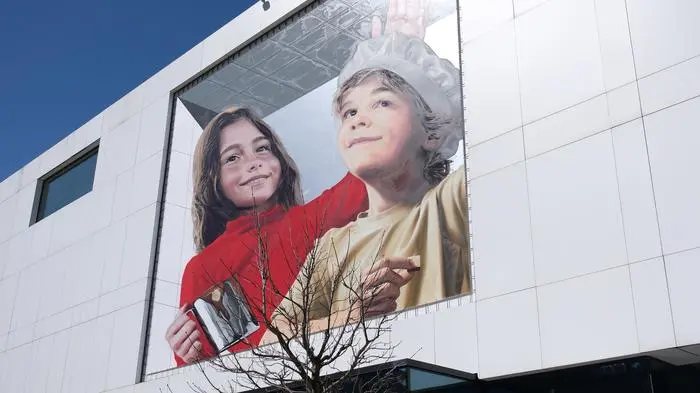 Der italienische Street-Art-Künstler Alessandro „Etsom“ Conti hat in tagelanger Arbeit eine Wand am Firmengelände in Heinfels gestaltet