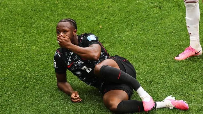 Auch Katars Mohamed Manai war über die Verletzung Ismael Kones bestürzt