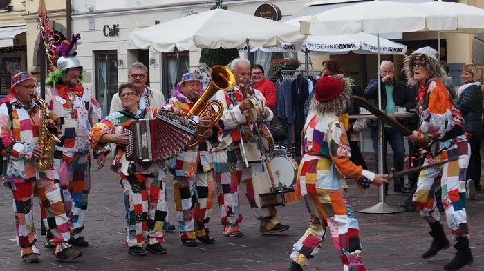 Die Faschingsgilde Waidmannsdorf weckte den Fasching heuer am Samstag den 10. 11. und nicht erst am Sonntag den 11. November. Auch wenn einige Passanten die Gilde wegen des Frühstarts einen Narren schalten, hatten Günter Brommer und sein Team die Übergabe des Stadtschlüssels durch die Poltiker am Klagenfurter Alten Platz um 11 Uhr 11 voll im Griff. Passend zum 500-Jahr-Jubiläum gab es einen ritterlichen Schaukampf mit Plastikschwertern und ein Zielwerfen mit Ringen, bei dem die Bürgermeisterin Maria-Luise Mathiaschitz als Erste traf. Wai Wai!