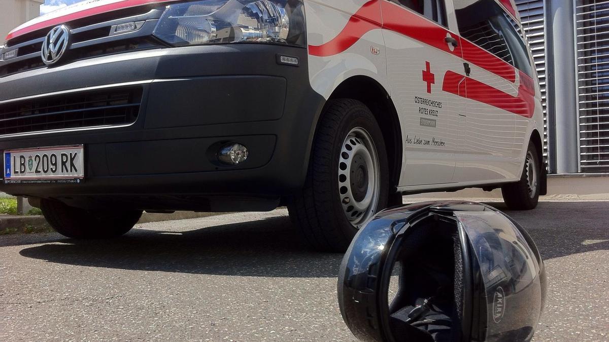 Es kam zu einer seitlichen Kollision, der Lenker stürzte zu Boden, das Motorrad wurde auf einen unterhalb der Fahrbahn befindlichen Parkplatz geschleudert