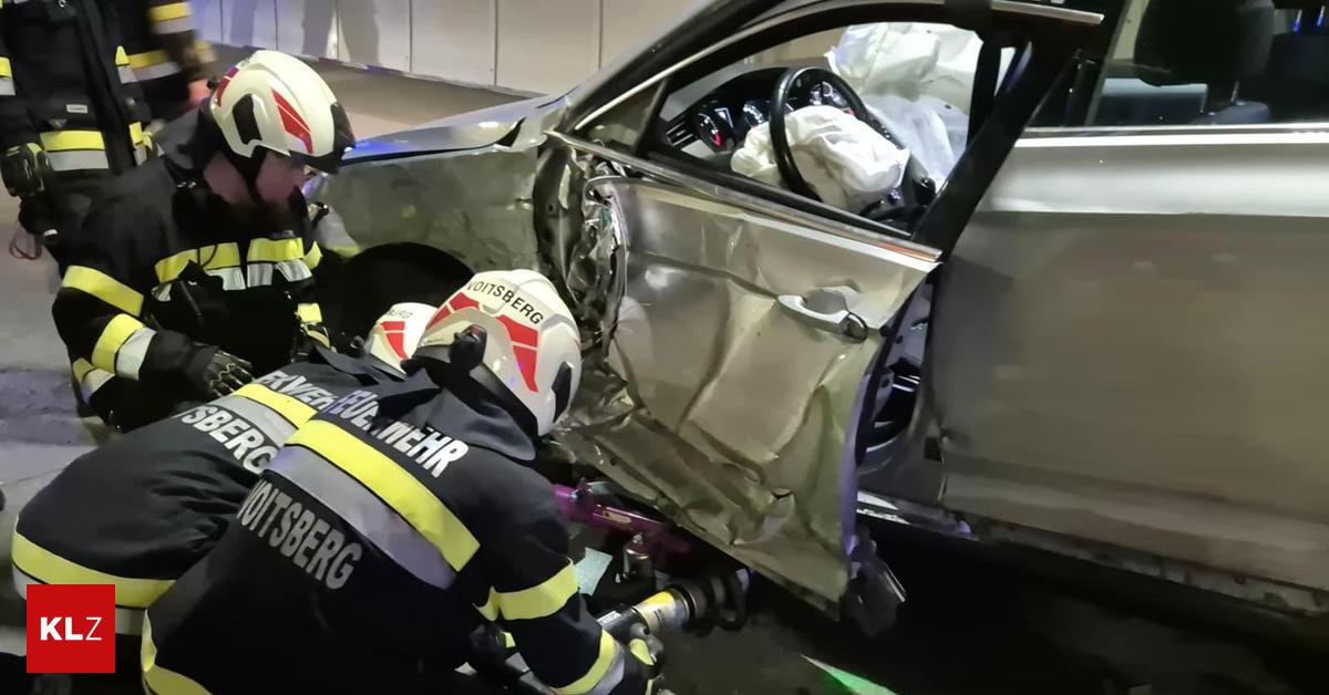 Unfall-Zwei-Autos-kollidierten-in-der-Unterflurtrasse-in-Voitsberg