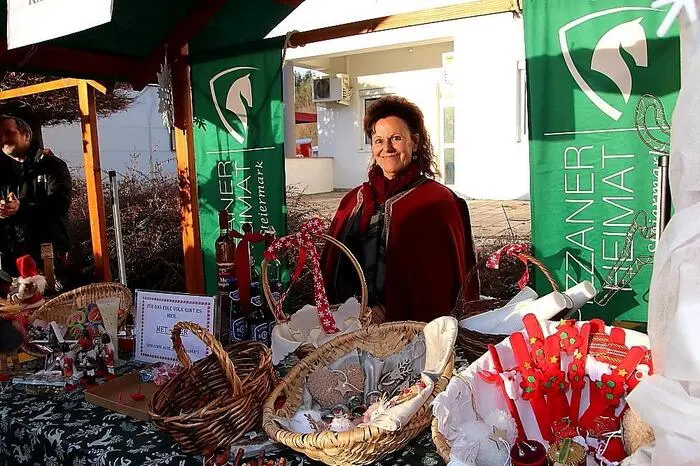 Zahlreiche heimische Vereine und Institutionen boten den vielen Besuchern an den rund 25 Hütten ihre Produkte an, Selbstgemachtes von Handwerkskunst bis zu Weihnachtsschmuck gab es zu erwerben.