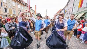 Vor allem Volkstanzgruppen, wie hier bei der Eröffnung des St. Veiter Wiesenmarktes im Vorjahr, setzen auf Tracht