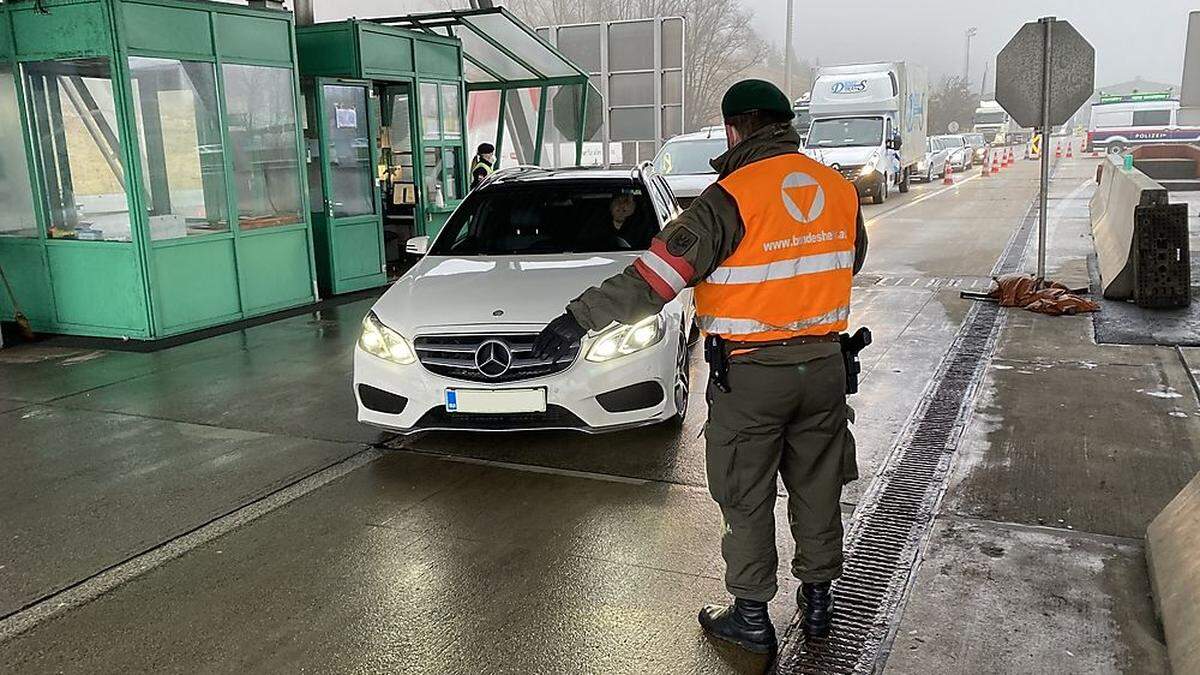 Einreisekontrolle am Grenzübergang Spielfeld