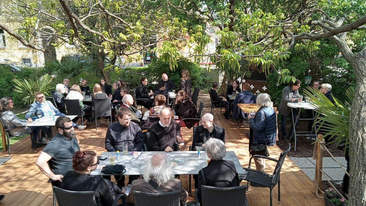 Lauschig ist der neue Gastgarten - mit Blick auf die Herz-Jesu-Kirche