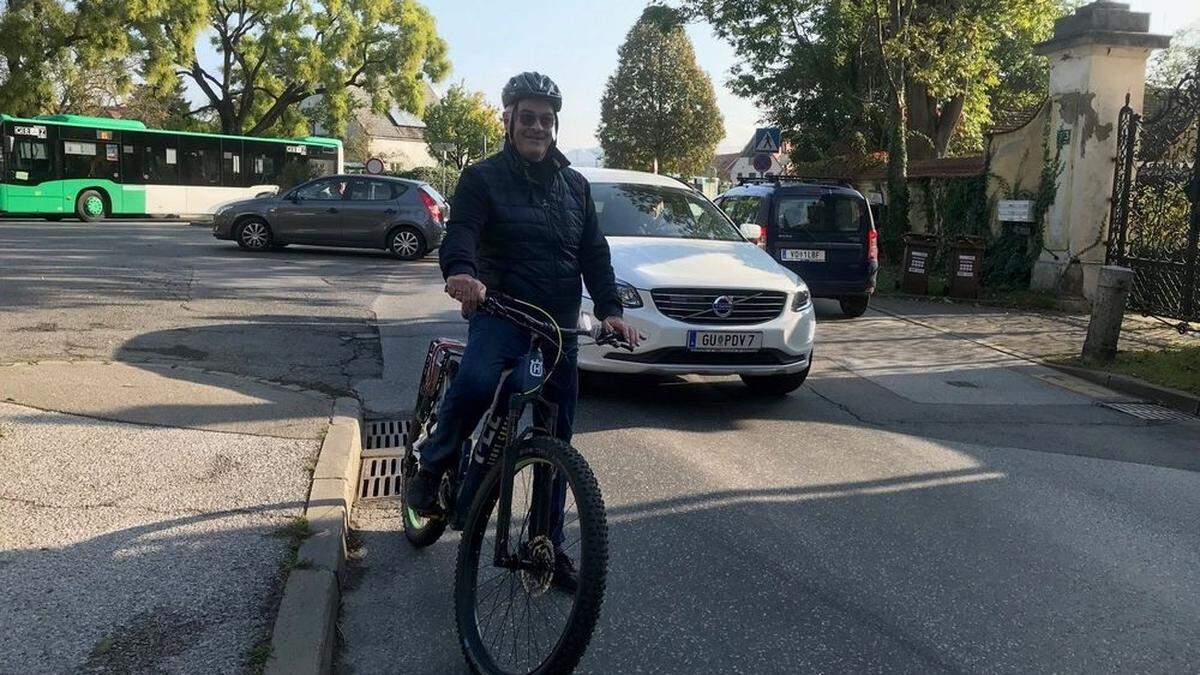 Der Schlossplatz in Gösting: Bezirksvorsteher Bernhard Baier demonstriert, in welche Gefahr sich Radfahrer begeben die auf dem Hauptradweg 13 unterwegs sind. 