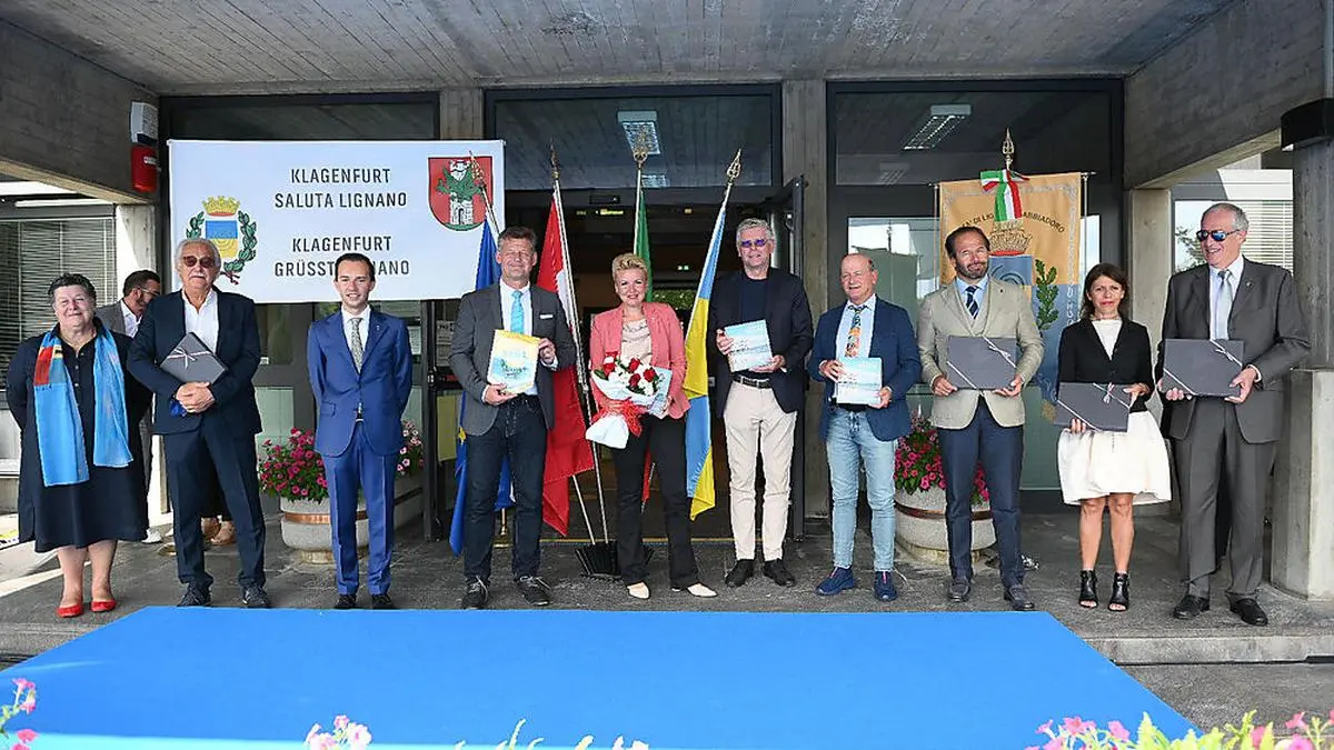 Die Klagenfurter Delegation: Bürgermeister Christian Scheider, Vizebürgermeister  Alois Dolinar, Stadträtin Sandra Wassermann und Magistratsdirektor Peter Jost. Die italienische Partnerstadt repräsentierte Bürgermeister Luca Fanotto sowie zahlreiche Mitglieder des Stadtsenates und des Gemeinderates.