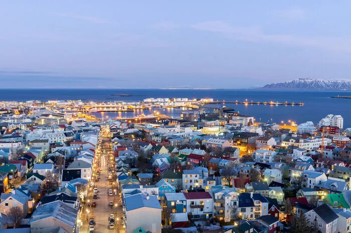 Platz 4. Island/Reykjavik(Kurioses von der Insel aus Feuer und Eis)Góður dagur!Die Insel aus Feuer und Eis ist vor allem nach dem sympathischen Auftritt der Isländer bei der Fußball-Europameisterschaft auch bei den Touristen beliebt. Kein Wunder! Die Landschaft ist atemberaubend und spektakulär und mittendrin tummeln sich die Trolle. Tipp bei einem Städtetripp nach Reykjavik:Sichern Sie sich früh genug einen Platz in der blauen Lagune!