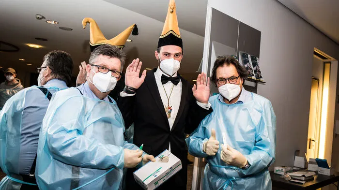 Alles anders: Die Villacher Faschingssitzung 2021 wurde unter hohen Sicherheitsvorkehrungen aufgezeichnet. Alle Teilnehmer wurden vorab getestet. Übrigens von Lei Lei-Apotheker Alexander Telesko.