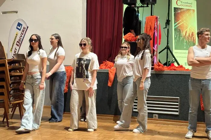 Für das stimmungsvolle Ambiente sorgte nicht nur die Musik der Liveband, sondern auch eine detailverliebte Dekoration, inspiriert von der beliebten Serie Prison Break. Ein sichtbares Zeichen des Engagements und der Kreativität der Abschlussklassen.