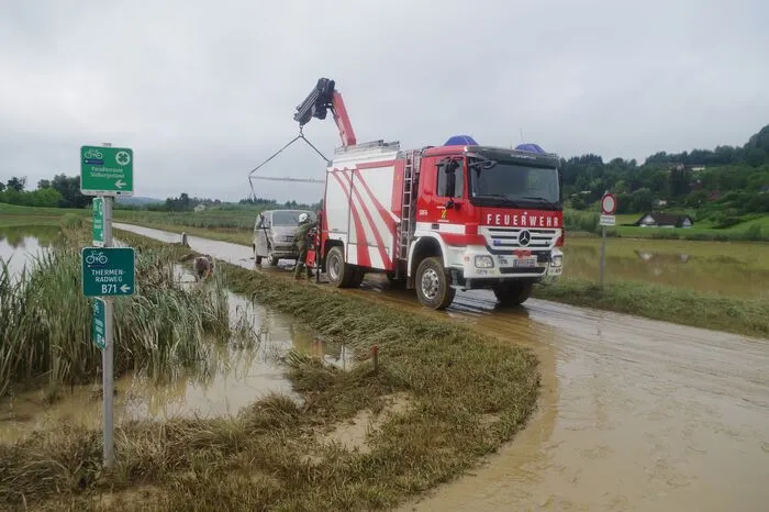 Die Stadtfeuerwehr Jennersdorf konnte das Taxi erst 30 Stunden später bergen.