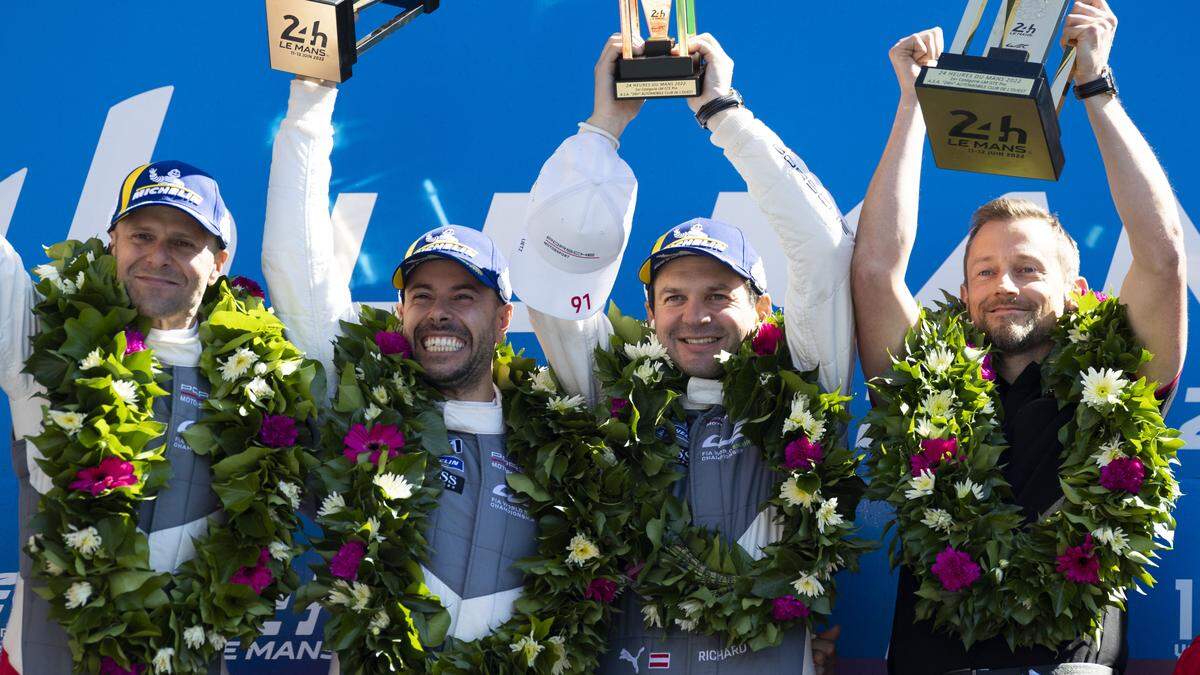 Richard Lietz (2. von rechts) gewinnt in Le Mans