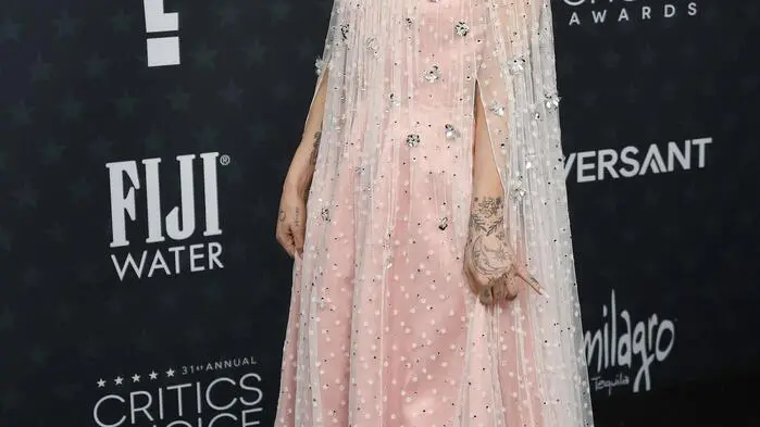 Ein Modehighlight des Abends: Sängerin Ariana Grande erschien in einem märchenhaften, zartrosa Kleid mit einem transparenten, verzierten Überrock von Designerin von Alberta Ferretti