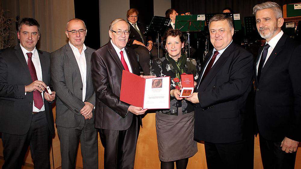 Landesrätin Ursula Lackner (Mitte) überreichte Stadtrat Franz Sachernegg (Zweiter von rechts) die Victor-Adler-Plakette, die höchstmögliche Auszeichnung, die die SPÖ verleiht