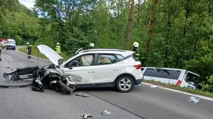 Foto vom Einsatz auf der Landesstraße: Ein Pkw ist schwer zerstört, ein Kleinbus liegt im Straßengraben