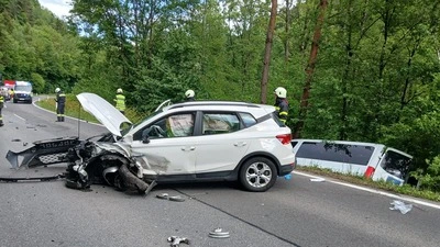 Foto vom Einsatz auf der Landesstraße: Ein Pkw ist schwer zerstört, ein Kleinbus liegt im Straßengraben