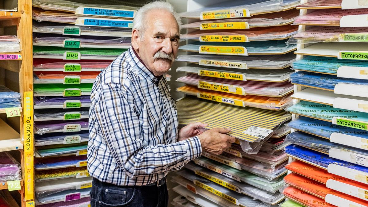 Karl-Heinz Kuss, seit 1974 Großhändler für Papier- und Schreibwaren sowie Feuerwerksartikel