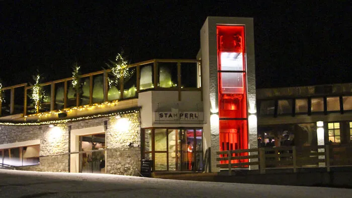 Das "Katsch-beer" geht in Produktion. Hoteliersfamilie Hinteregger erweiterte ihren Restaurantbetrieb "Stamperl" um eine Hausbrauerei. Investiert wurden für den Um- und Zubau insgesamt 600.000 Euro. Nun konnten die ersten Gäste bei der Eröffnungsfeier das bernsteinfarbene Getränk mit weißer Schaumkrone verkosten. Neben der Schaubrauerei erweitere Familie Hinteregger ihren Betrieb um eine Dachterrasse, die über einen Lift erreichbar ist und Platz für rund 140 Sonnenhungrige bietet.