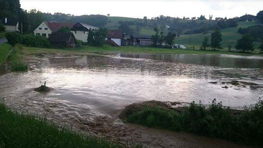 Eine Viertelstunde starker Regen führte zu Überflutungen von Feldern und Straßen im Ortsteil Oberlamm