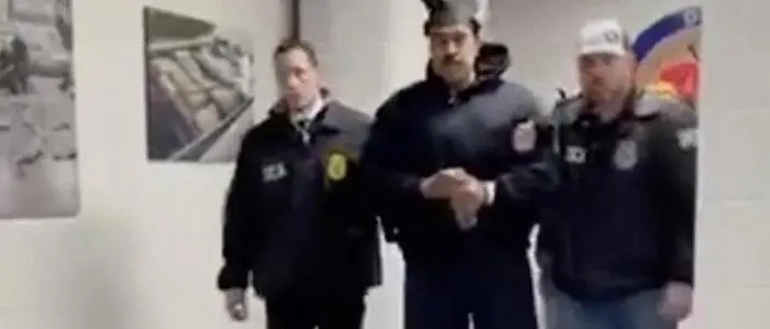 Maduro mit Haube, Tennissocken und Schlapfen beim Eintreffen im Hauptquartier der US-Drogenbekämpfungsbehörde in New York