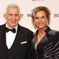 Heinz Hoenig und Ehefrau Annika Kaersten bei der Verleihung „Goldene Bild der Frau“ am 19. November 2025 im Stage Theater in Hamburg