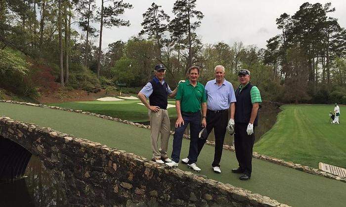 Klammer mit Coors (rechts von ihm) und Larry Broderick (links von ihm) im Augusta Golfclub