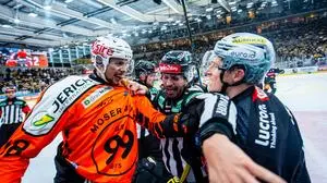 VIENNA,AUSTRIA,12.OCT.25 - ICE HOCKEY - ICE Hockey League, Vienna Capitals vs Graz 99ers. Image shows Paul Stapelfeldt (99ers) and Sam Antonitsch (Capitals) in an altercation being separated by a linesman.
Photo: GEPA pictures/ Kevin Hackner