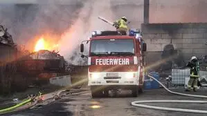 Ein Feuerwehrfahrzeug beim Großbrand in Nußdorf-Debant