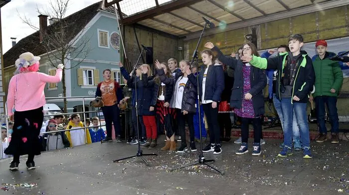 In einer ausgezeichneten Stimmung feierten am Hauptplatz in Pöllau Schüler, Vereine und Ortsbewohner den Faschingsausklang