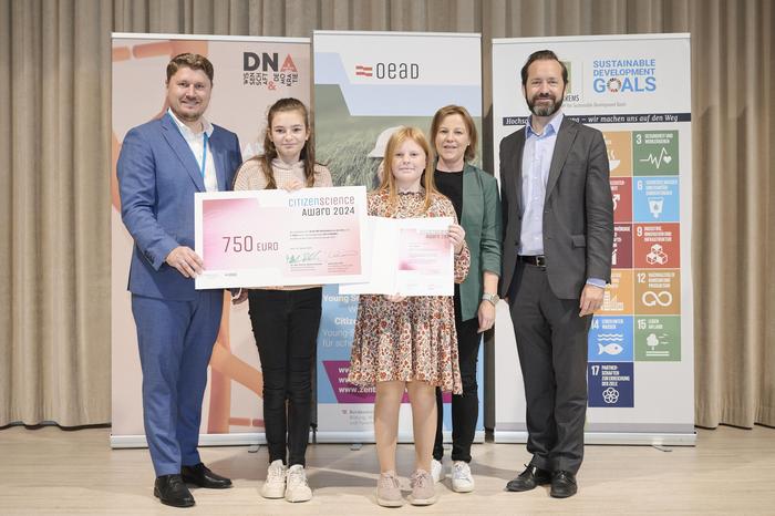 Stefan Duscher, zwei Schülerinnen der MS Weißenbach und Lehrerin Daniela Zinner mit  Jakob Calice (OeAD) 