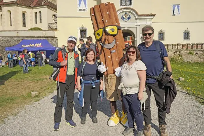 Nach der Wanderung durch die Umgebung von Riegersburg mit Labestationen beim Pavillon des Weinguts Dietl, bei der Mostmanufaktur der Familie Nestelberger, bei Pfeilers „Juche” am Rosenberg und bei Lava Bräu kehrte die Wandergruppe zum Schloss Kornberg zurück