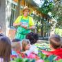 Auch heuer wird „Gärtner Flori“ wieder teilnehmende Kindergärten besuchen