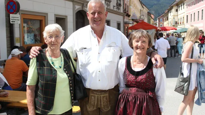 Obmann des Kärntnernudel Vereins Wilfried Manhart mit seinen fleißigen Helferinnen